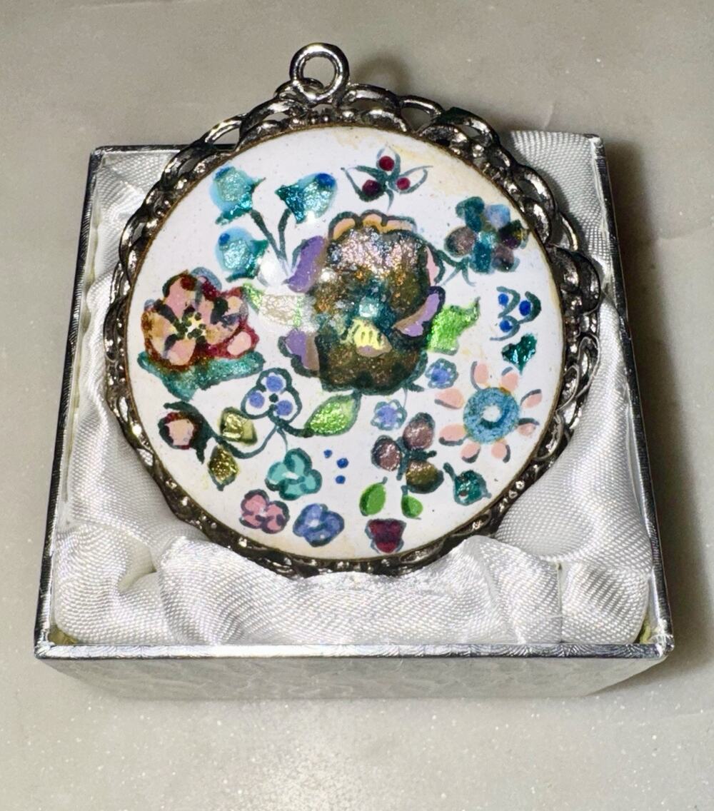 VTG PORCELAIN PENDANT FLOWER BOUQUET
